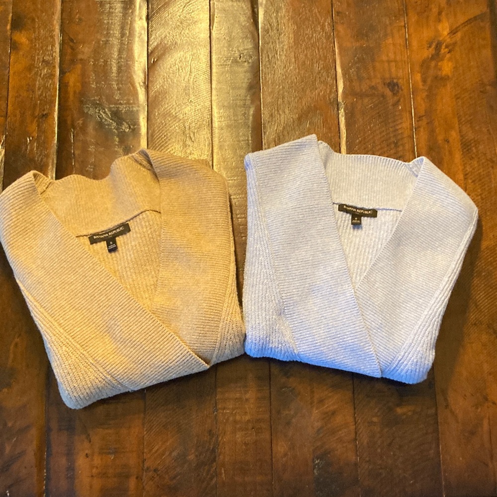 TWO Banana Republic Women's V-Neck Sweater in Beige and Blue